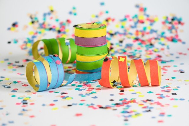 La scuola primaria Satta festeggia il carnevale all'aperto