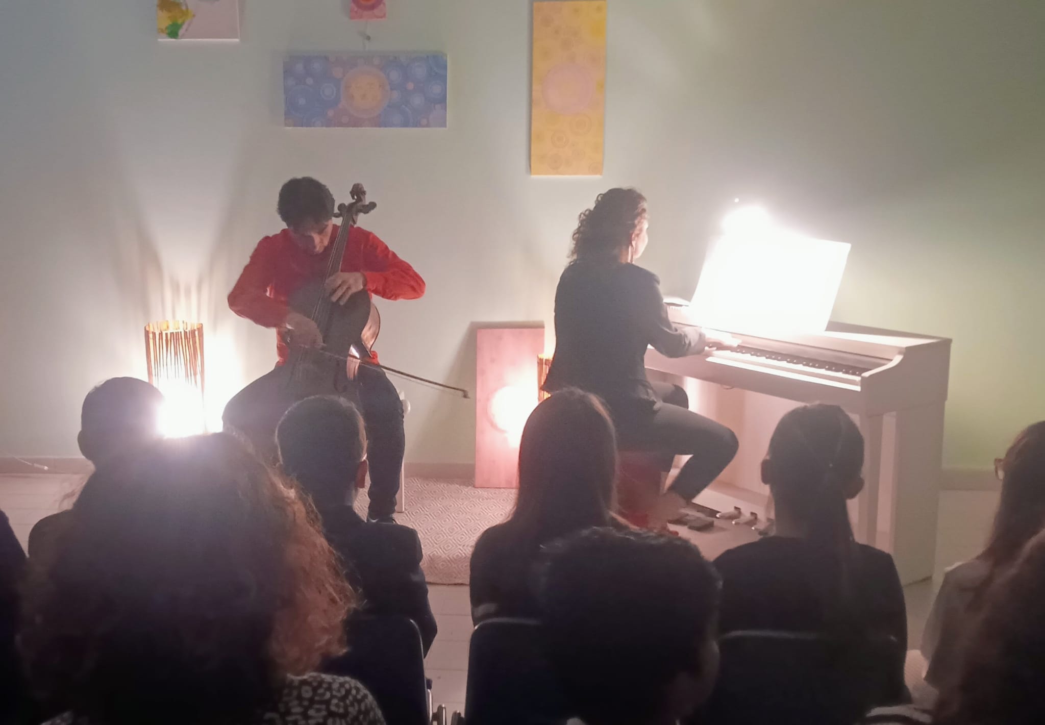 Il Duo Perfetto incanta gli allievi della G. Spano