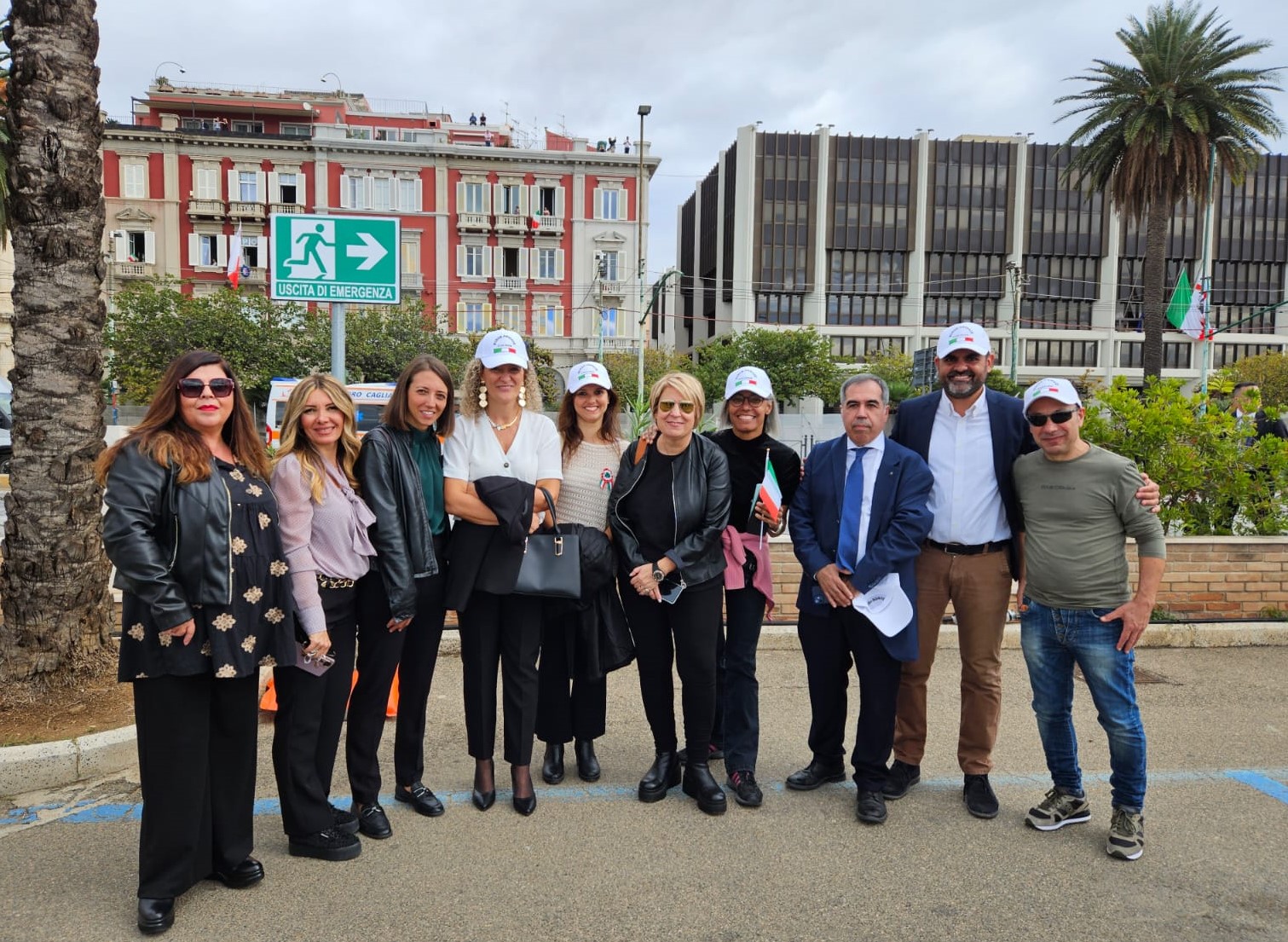 La Dirigente Scolastica Elisabeth Piras Trombi Abibatu con una rappresentanza di docenti e genitori in occasione della visita del Presidente della Repubblica Mattarella a Cagliari per le celebrazioni del 4 novembre